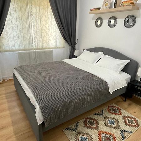 Apartament Cina Husi Ngoại thất bức ảnh