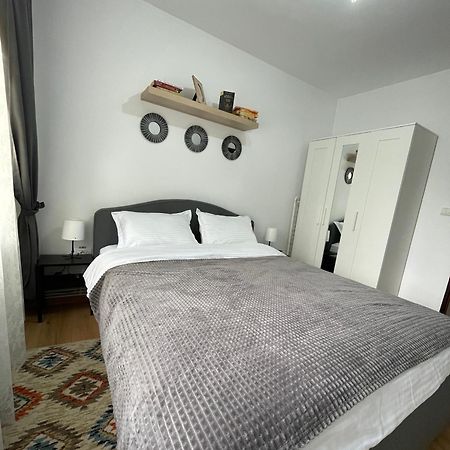 Apartament Cina Husi Ngoại thất bức ảnh