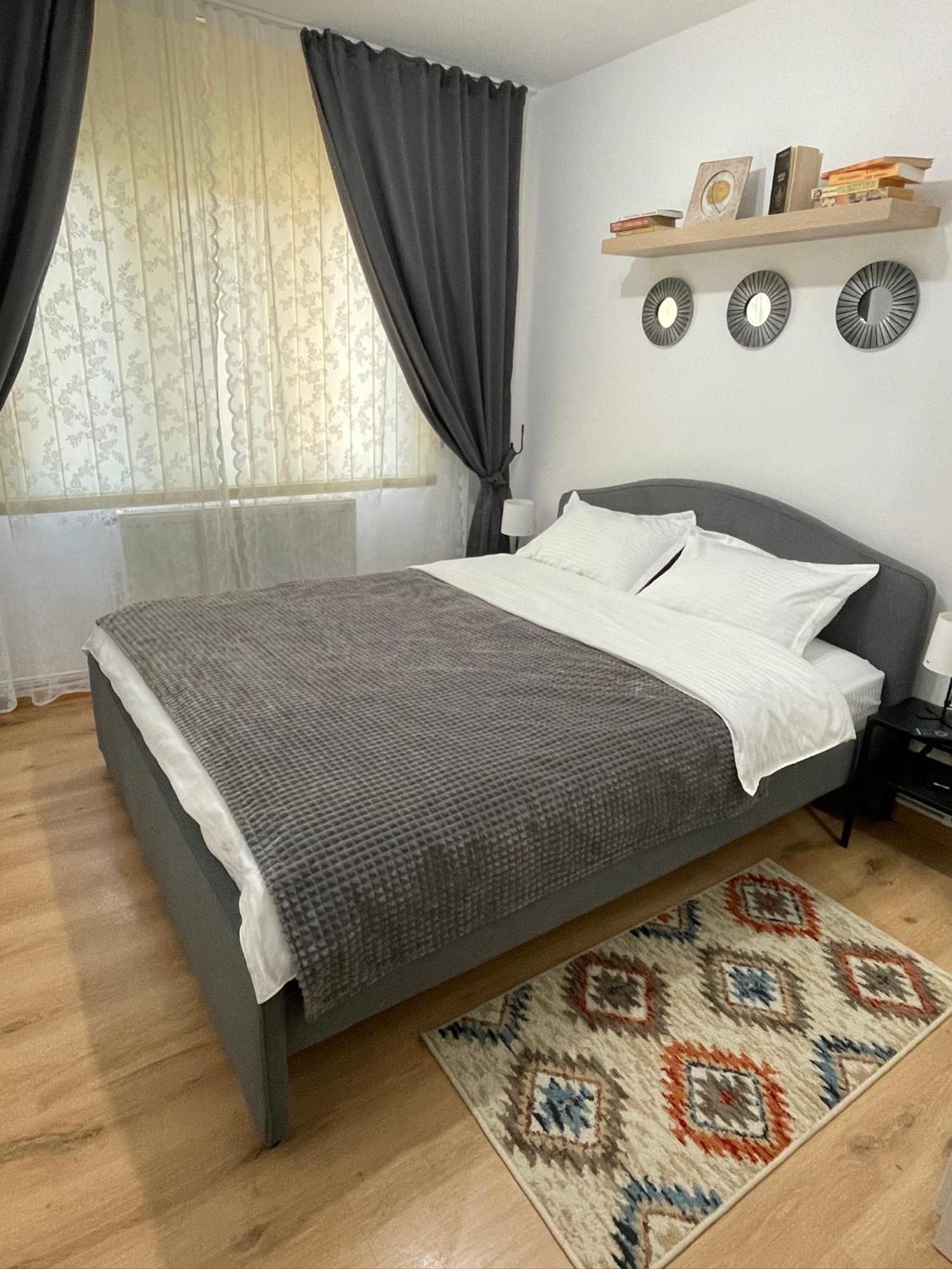 Apartament Cina Husi Ngoại thất bức ảnh